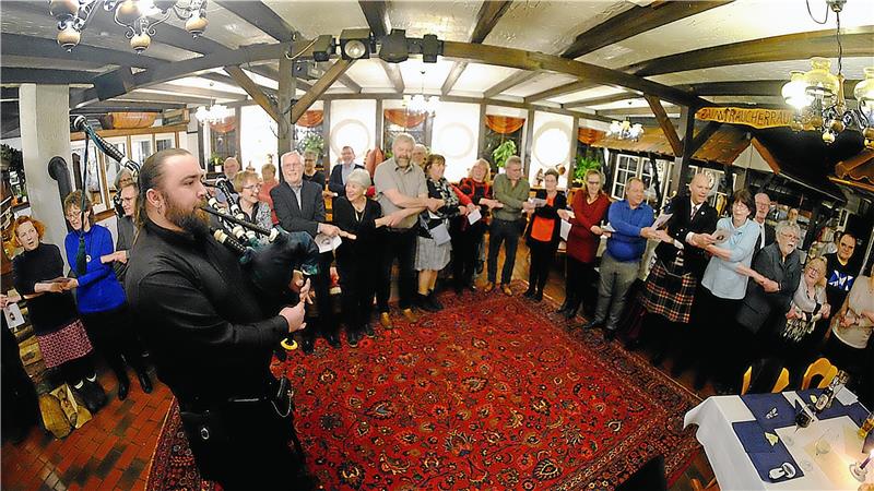 Vom Harz fliegen die Gedanken über die Highlands Zum Abschluss eines stimmungsvollen schottischen Abends im Vienenburger Finkenherd stehen die rund 70 Gäste auf und singen als gemeinsames Abschiedslied zu den Dudelsackklängen von Nils Schacht „Auld Lang Syne“ nach Robert Burns. Foto: Zietz