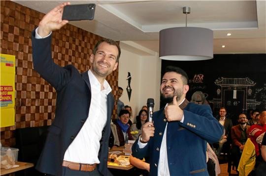 Zum Abschluss ihrer Diskussion im Burger-Restaurant machen Johannes Vogel (links) und Ali Abo-Hamoud ein Selfie. Foto: Knoke