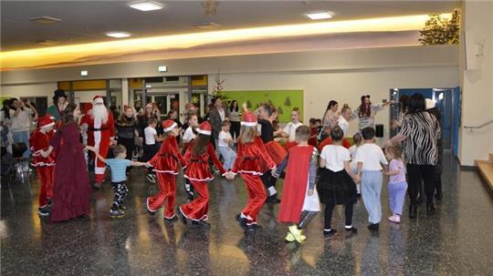 Zum Abschluss tanzen alle gemeinsam, weil das Weihnachtsfest gerettet ist.