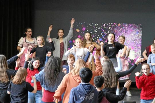 Zum Abschluss tanzen die Gymnasiasten der Robert-Koch-Schule durch die Pausenhalle. Foto: Skuza