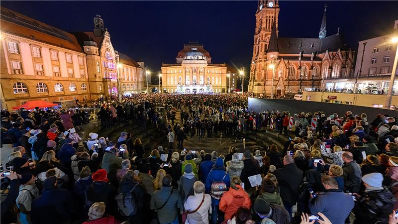 Kulturhauptstadt a. D.: Rave und Bergparade zum Finale Zum Abschluss wird gemeinsam gesungen: In Chemnitz ist am Samstag das Kulturhauptstadtjahr offiziell verabschiedet worden.