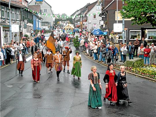 Zum Altenauer Heimatfest gehört auch ein großer Umzug durch den Ort. Foto: GZ-Archiv