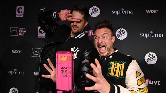 Zum Auftakt am 20. Juni soll auf der IdeenExpo das Pop-Duo SDP auftreten. Hier feierte die Band aus Berlin 2024 nach der Verleihung des Musikpreises „1Live Krone“ ihren Preis. (Archivbild)