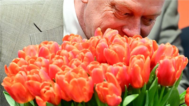 Zum Auftakt der Grünen Woche: Minister Rainer riecht an niederländischen Tulpen