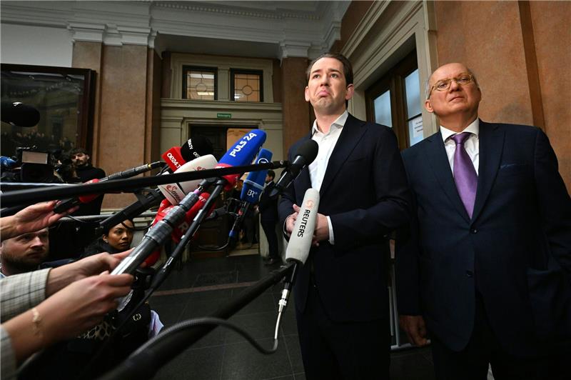 Ex-Kanzler Kurz wegen möglicher Falschaussage vor Gericht Zum Auftakt des Prozesses gegen Sebastian Kurz (l) ist das Medieninteresse enorm.