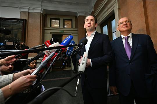 Zum Auftakt des Prozesses gegen Sebastian Kurz (l) ist das Medieninteresse enorm.