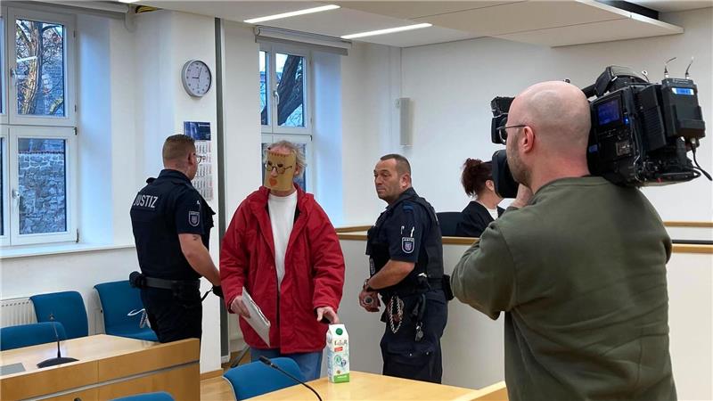 Zum Auftakt des Prozesses um die mutmaßliche Geiselnahme war der Andrang groß; der Zuschauer Raum war fast vollständig besetzt.