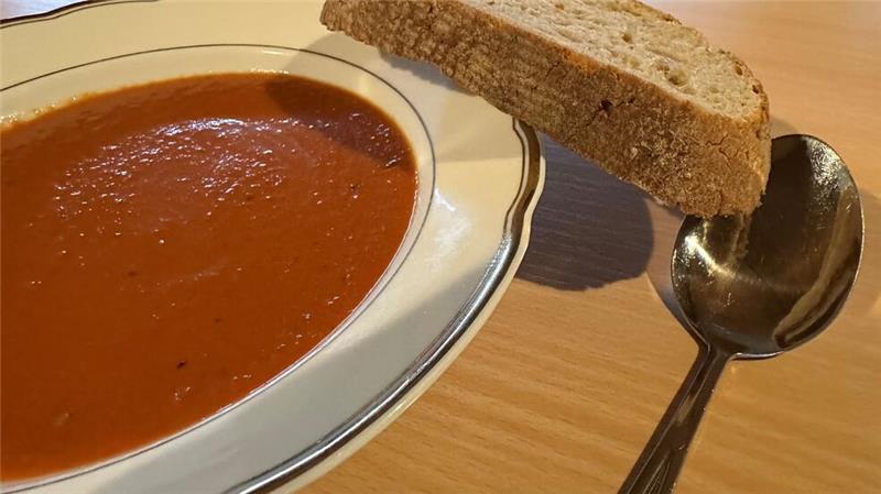 Ein verhaltener Start der Braunlager Suppenrunde Zum Auftakt des neuen Angebots des Sozialfonds wird im Gemeindehaus eine Tomatensuppe ausgeschenkt.