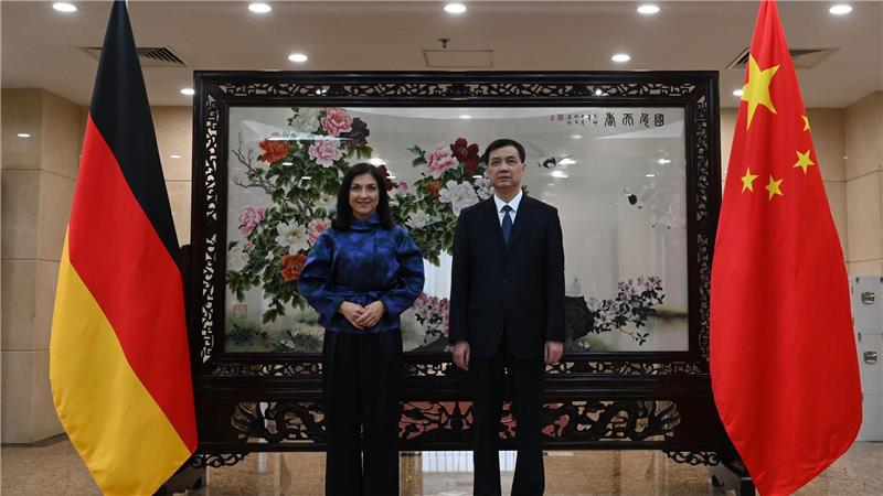 Zwischen Vorsicht und Fairness - Reiches China-Spagat Zum Auftakt ihrer Reise traf Reiche den chinesischen Spitzenbeamten Zhou Haibing.