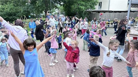 Zum Auftakt tanzen die Kindergartenkinder ihren Gästen fröhlich etwas vor.