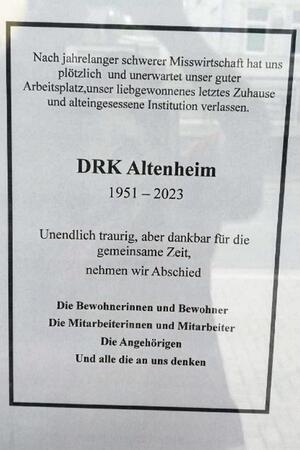 Zum Aus des DRK-Altenheims hängt eine Traueranzeige am Eingang.