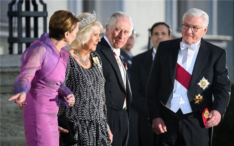 Zum Ausklang des ersten Tages ihres Staatsbesuchs sind König Charles III. und seine Frau Camilla zum Staatsbankett in Schloss Bellevue eingetroffen. Bundespräsident Frank-Walter Steinmeier und seine Frau Elke Büdenbender haben das Königspaar empfangen.
