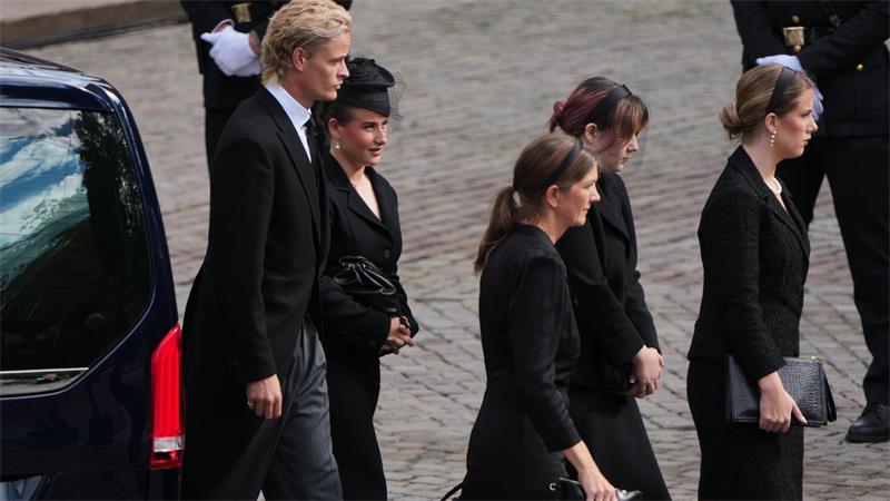 Zum Begräbnis seines Zieh-Großvaters König Harald V. durfte Høiby am Mittwoch kommen. 