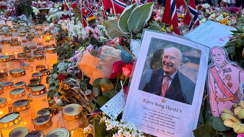 Zum Begräbnis seines Zieh-Opas König Harald V. darf Høiby trotz Fußfessel kommen. 