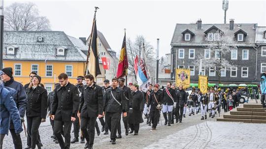Mehrere Menschen marschieren mit Fahnen.