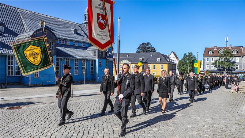 TU Clausthal und Bergschule feiern 250. Geburtstag Das Foto zeigt Teilnehmer der Bergparade, die an der Marktkirche vorbeimarschieren.