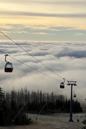 Die Gondel der Wurmberg-Seilbahn, dahinter sieht man den Nebel über der Stadt.