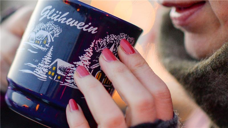 Nasse Haare, wärmender Glühwein: Wintermythen im Faktencheck Zum Besuch auf dem Weihnachtsmarkt gehört er für viele dazu: Der Glühwein - gerne mit Schuss - scheint ideal zum Aufwärmen, doch der Effekt ist nur kurzzeitig und trügerisch. (Symbolbild)