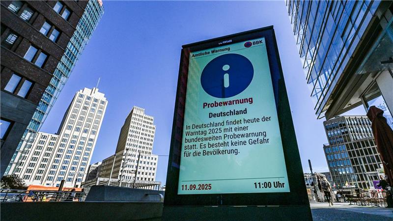 Zum Bundesweiten Warntag 2025 erscheint auf dem Bildschirm einer Werbetafel am Potsdamer Platz ein Hinweis auf die Probewarnung in Deutschland.