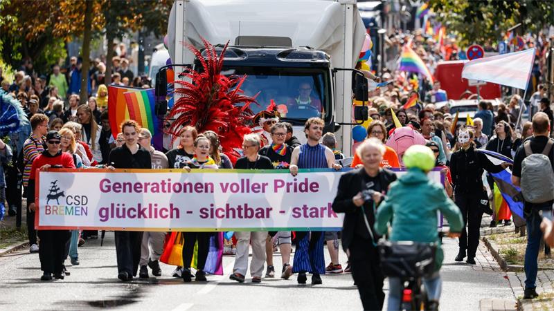 Zum Christopher Street Day (CSD) ziehen rund 30.000 Teilnehmerinnen und Teilnehmer durch Bremen.