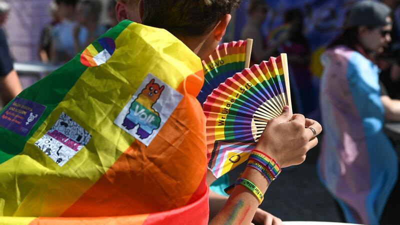 Tausende bei CSD in Bremen, Jena, Magdeburg und Plauen Zum Christopher Street Day in Magdeburg gab es eine queere Parade mit Hunderten Teilnehmerinnen und Teilnehmern durch die Innenstadt. (Archivbild)