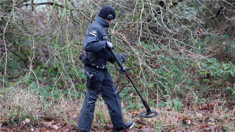 Fall Fabian: Neue Suchaktion der Polizei am Leichen-Fundort Zum Einsatz kamen erneut auch Metalldetektoren.
