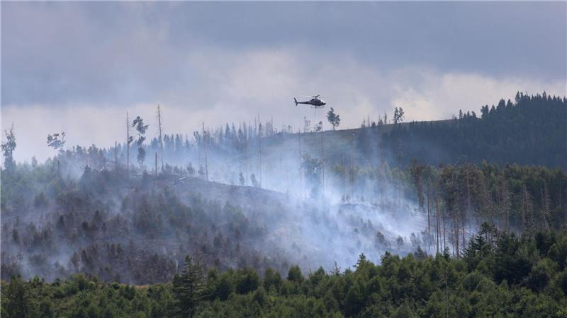 Zum Einsatz kommt auch ein Hubschrauber.