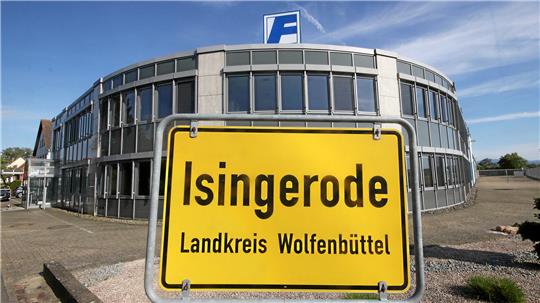 Zum Ende 2024 schloss „Fischer - Fenster und Türen“ in Isingerode seine Türen. In einer der großen Hallen will die Kreisfeuerwehr Wolfenbüttel einige ihrer Fahrzeuge unterstellen.