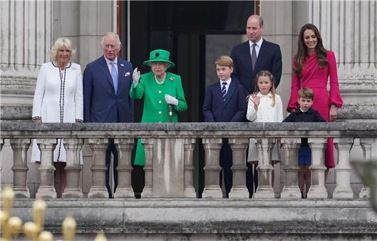 Zum Ende der Festlichkeiten zum 70. Thronjubiläum der Queen zeigt sich Königin Elizabeth II. noch auf dem Balkon. Neben ihr steht auch die Familie.