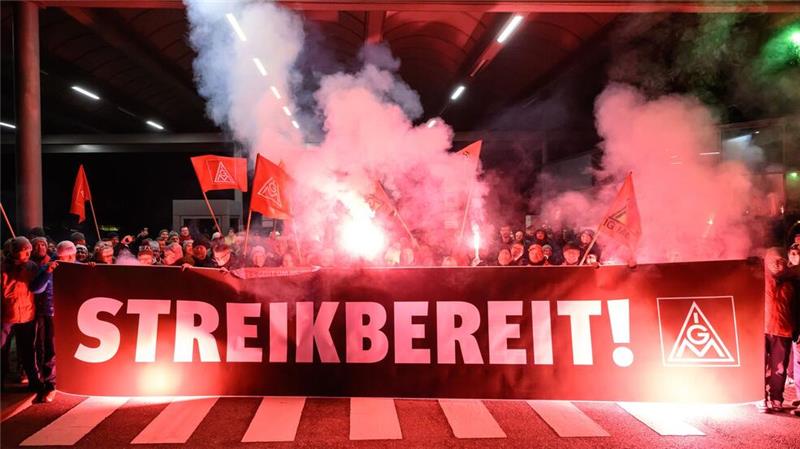 Zum Ende der Friedenspflicht bekunden Beschäftigte von Volkswagen ihre Streikbereitschaft. 