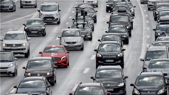 Zum Ende der ersten Herbstwoche staut es sich auf der A7. (Archivbild)