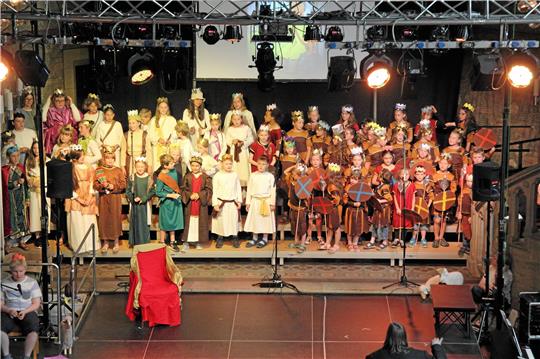 Zum Ende des Musicals tragen alle Kinder eine Krone, um zu zeigen, dass alle, die an Gott glauben, Könige sind.  Fotos: H. Weber