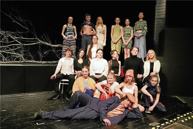 CvD-Schüler verzaubern mit Shakespeare-Klassiker Zum Ensemble gehören wie immer Schülerinnen und Schüler aus unterschiedlichen Jahrgangsstufen des CvD-Gymnasiums. Zwölf von ihnen sind schon öfter dabei gewesen, hinzu kommen sechs Neulinge. Das jüngste Mädchen ist zwölf Jahre alt. Foto: Kaspert