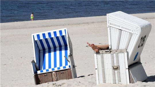Zum Entspannen werden Strandkörbe an Nordsee und Ostsee gern genutzt. In speziellen Körben mit USB-Anschluss und Steckdose kann man mancherorts aber auch den Laptop aufklappen. (Archivbild)