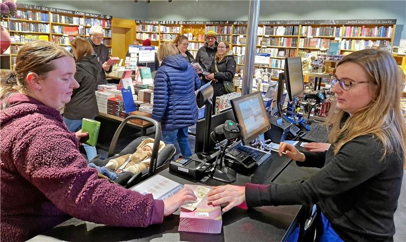 Clausthal: Aus Grosse’scher Buchhandlung wird Thalia Zum Eröffnungstag sind viele Kunden neugierig, wie sich das Geschäft verändert hat. Foto: Knoke