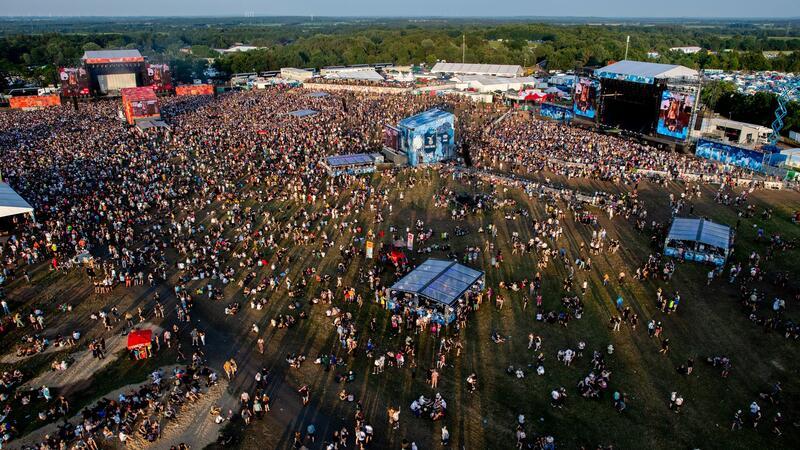 Zum Festival Deichbrand in Nordholz im Landkreis Cuxhaven kamen täglich rund 60.000 Musikfans. Mehr als 120 nationale und internationale Künstlerinnen und Künstler standen auf dem Programm.