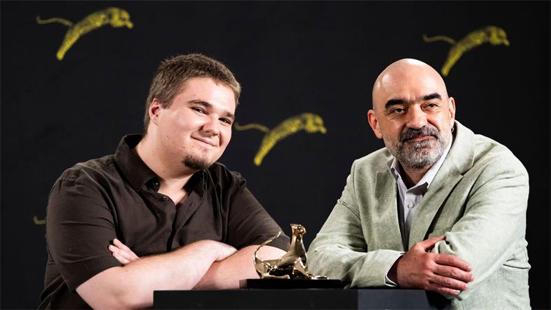 Zum Finale des 79. Internationalen Filmfestivals Locarno hat der Spielfilm „Nu e locul tau aici“ („Du gehörst nicht hierher“) von Regisseur Florin Serban (rechts) den Goldenen Leoparden gewonnen. Der rumänische Schauspieler Teodor Butanescu (l) erhielt zudem dafür eine „Special Mention“.