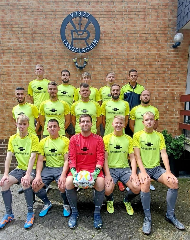 Der Kader des VfR Langelsheim ist mächtig gewachsen Zum Fototermin formiert sich nur ein Teil des durch ein Dutzend Spieler erweiterten Langelsheimer Teams vor dem Vereinslogo. Foto: Privat
