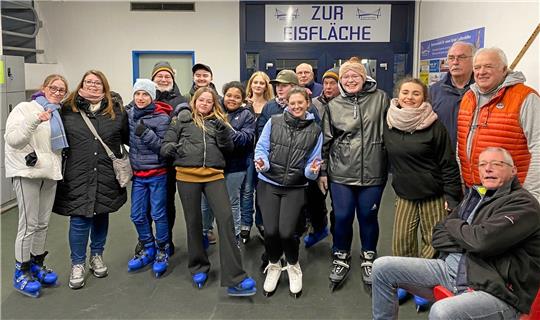 Zum Freizeitprogramm gehört für die jungen Gäste aus Touques und deren jugendliche Gastgeber aus Braunlage und St. Andreasberg auch ein Besuch im Eisstadion – während der Eis-Disco. Foto: Privat