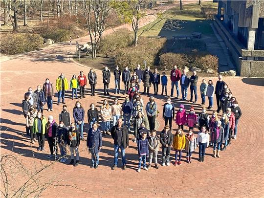 Zum Friedenszeichen formiert freut sich das CvD-Gymnasium über seinen neuen Titel. Foto: Privat