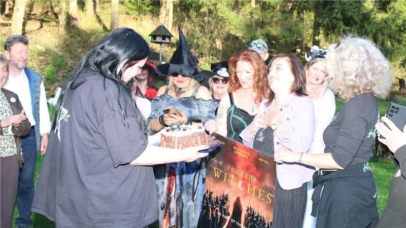 Zum Geburtstag bekommt die amerikanische Hexenschwester Deanna (3. v. r) einen verhexten Kuchen.