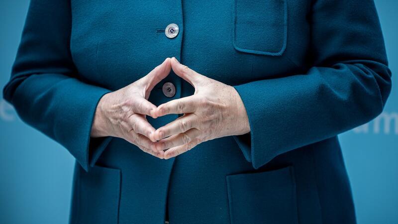 Zum Geburtstag der Ex-Kanzlerin - hier mit zur Raute gefalteten Händen - dürften Glückwünsche aus der ganzen Welt kommen. (Archivbild)