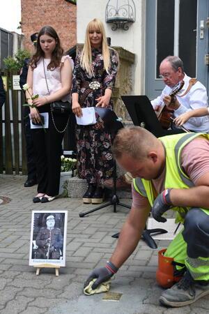 Initiative setzt in Goslar sieben neue Stolpersteine zum Gedenken Zum Gedenken an Friedrich Ostheeren wird noch einmal der Stolperstein geputzt. Hinten in der Mitte: Sabine Rehse, Lehrerin an der Adolf-Grimme-Gesamtschule und Mitglied der Initiative Stolpersteine Goslar.