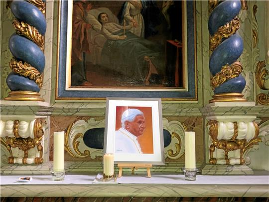 Zum Gedenken an Papst Benedikt, bürgerlich Joseph Ratzinger, steht in der St.-Jakobi-Kirche in Goslar ein Bild des Verstorbenen im Seitenaltar. Das Porträt Benedikts hat Helmut Mogge gemalt, der Vater von Pfarrer Thomas Mogge. Foto: Stade