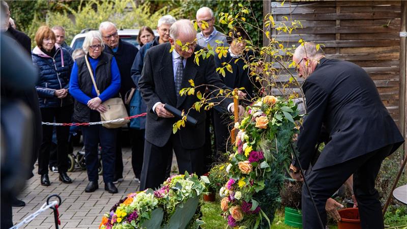 Zum Gedenken an die Familie wurde eine Forsythie gepflanzt.
