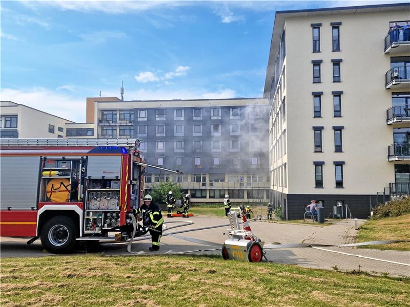 Zum Glück nur eine Übung: Aus dem Krankenhaus an der Kösliner Straße dringt Rauch. Die Feuerwehrleute erkunden zuerst die Lage.  Fotos: Sowa
