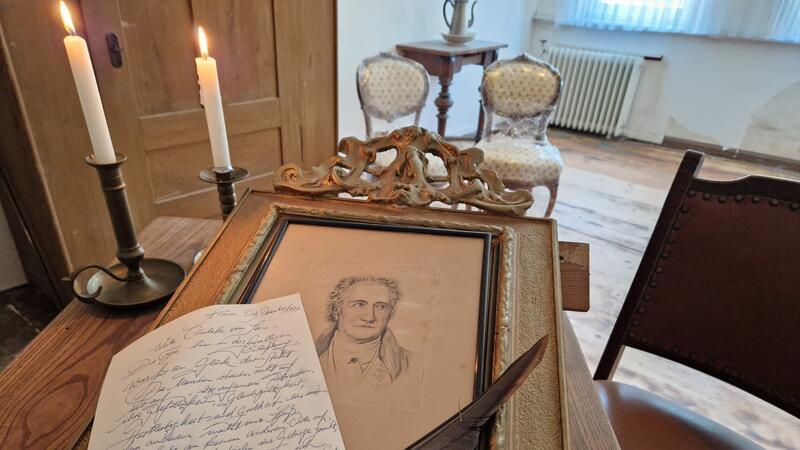 Zum 275. Geburtstag wird Goethes Schlafgemach in Altenau fertig Zum Goethegeburtstag soll das Schlafzimmer des Dichterfürsten im ersten Obergeschoss fertig werden. In dem Raum soll Goethe einen Brief an Charlotte von Stein geschrieben haben.