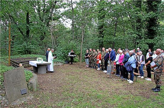 Zum Gottesdienst an der Argonner Eiche kommen zahlreiche Gäste. Die Reservistenkameradschaft Hornburg-Schladen hatte die Gedenkstätte vor 25 Jahren wiedererrichtet. Foto: Hohaus