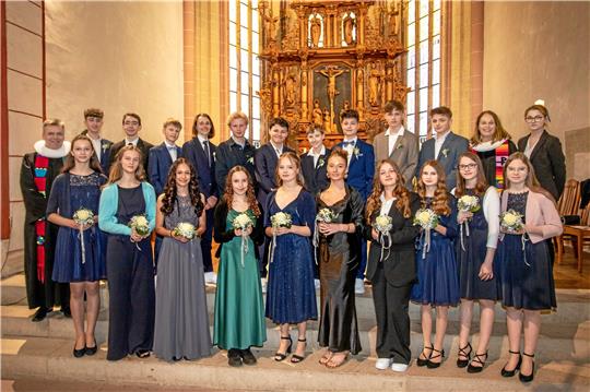Zum Gruppenfoto stellen sich auf (hinten von links): Pfarrer Ralph Beims, Friedrich Falkner, Paul Peterson, Milan Pawlowski, Paul Nemitz, Mika Fricke, Julius Lawin, Julius Hudjetz, Mattis Westermann, Marlon Achilles, Linus Bothe, Pfarrerin Karin Liebl und Teamerin Hannah Rausche. Vorne von links: Anne Schwibs, Maria Nothnagel, Helene Heinicke, Melina Effenberger, Paula Krüger, Nele Dommnich, Josephine Rieger, Larina Hinze, Alexandra Schütz, und Larissa Schütz.  Foto: Martin Schenk