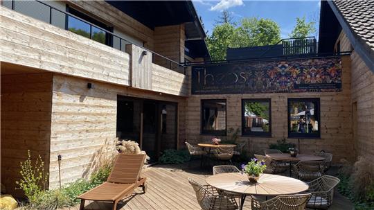 Zum Hotel Wolfstein gehört auch die Eventlocation Theos, die ab 30. Mai erstmals zu einem Künstlersommer einlädt.